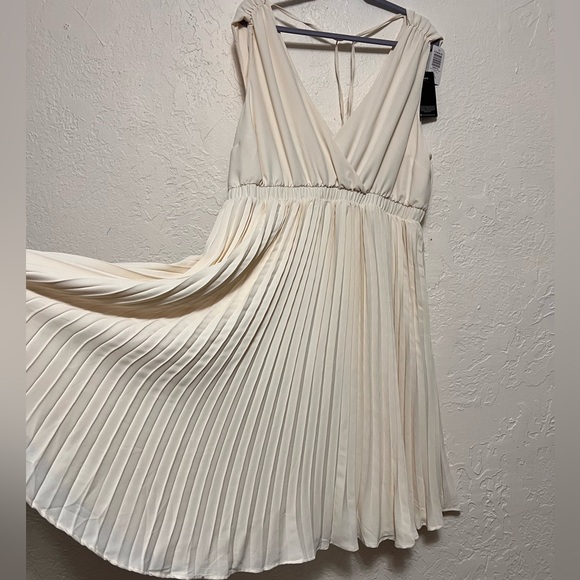 Torrid X Marylin Monroe White Midi Surplice Tie Back Dress BNWT Size 1 - Picture 4 of 12